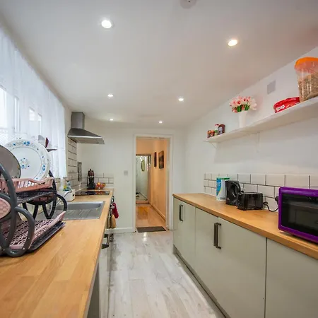 Modern 4 Bed Gillingham House, City Centre Exterior photo