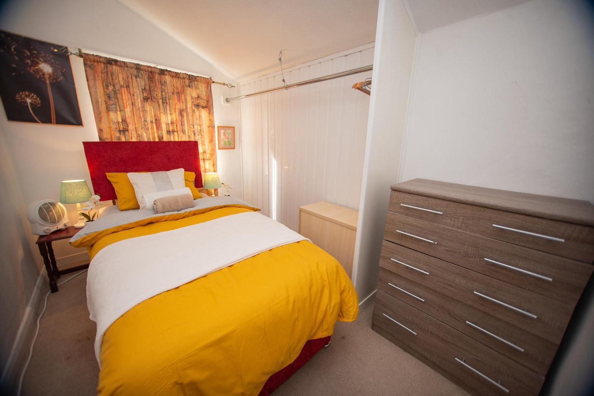 Holiday home Modern 4 Bed Gillingham House, Centre Gillingham (Kent)