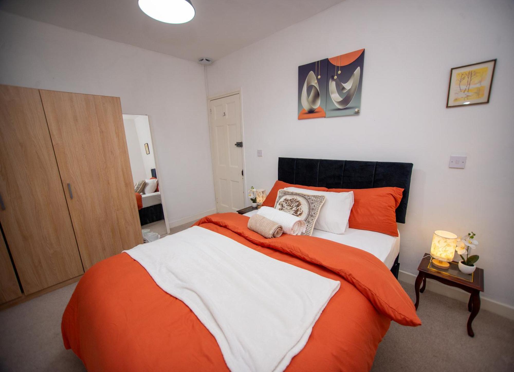 Modern 4 Bed Gillingham House, Centre