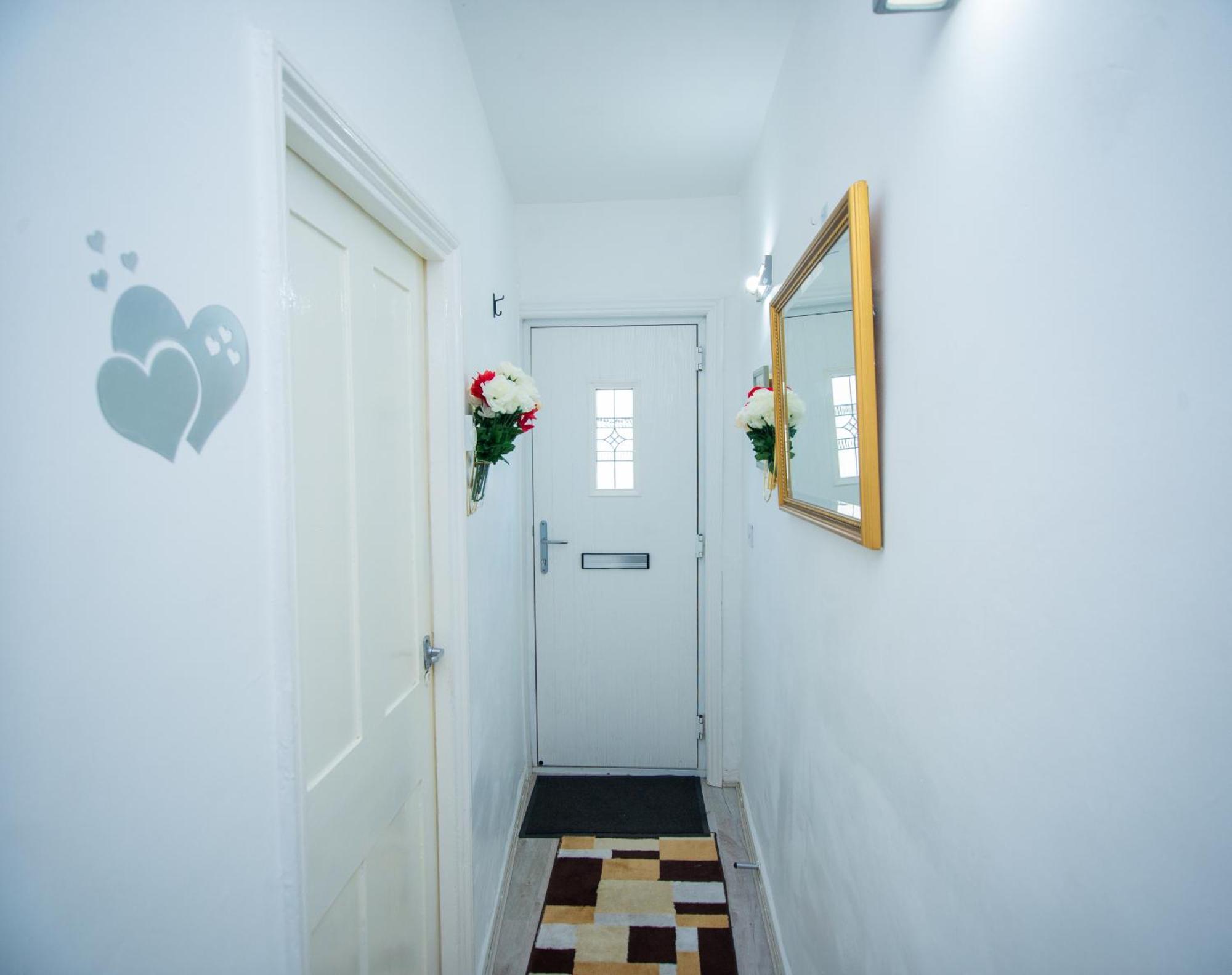 Modern 4 Bed Gillingham House, Centre Holiday home *