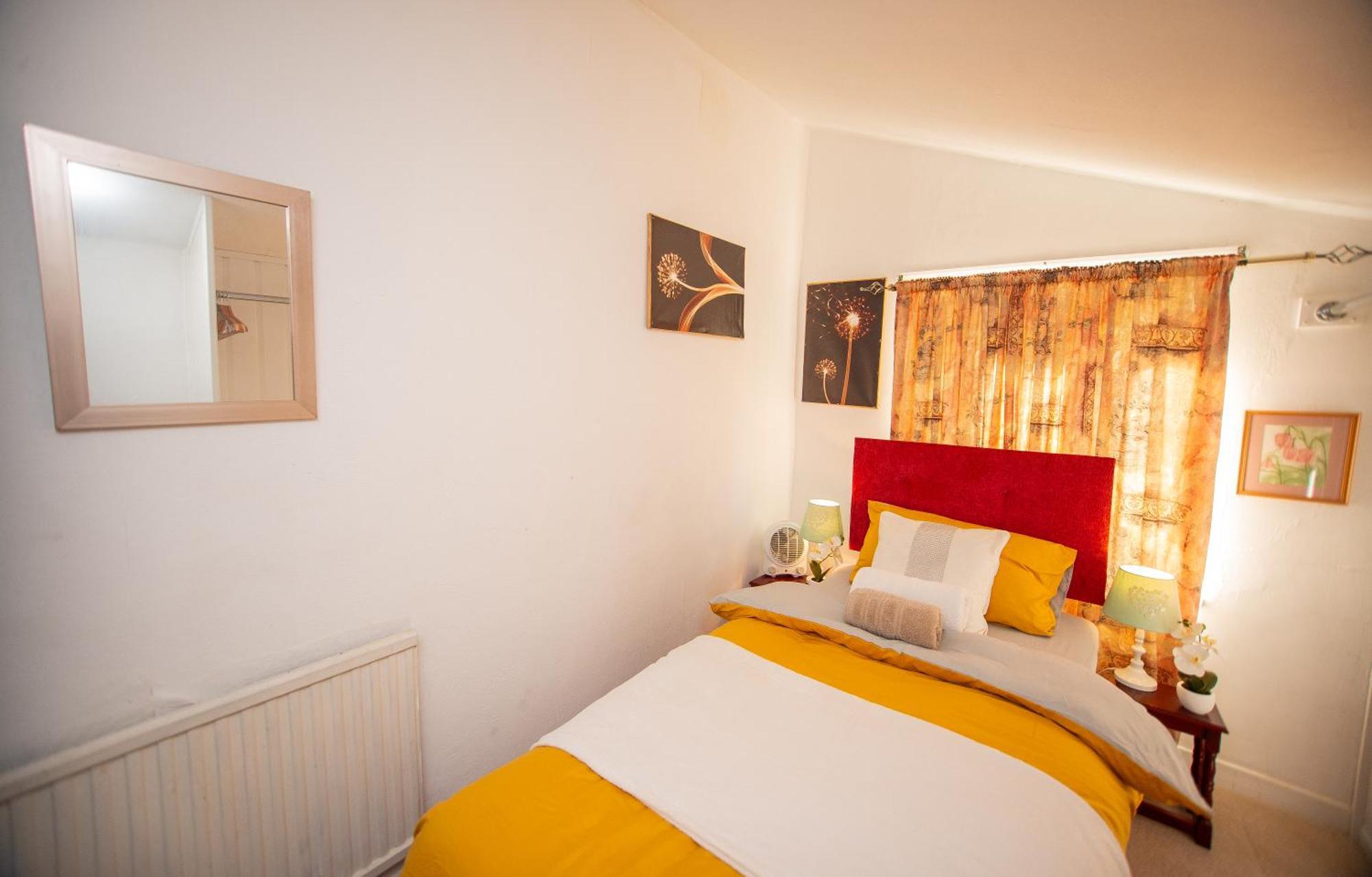 Holiday home Modern 4 Bed Gillingham House, Centre Gillingham (Kent)