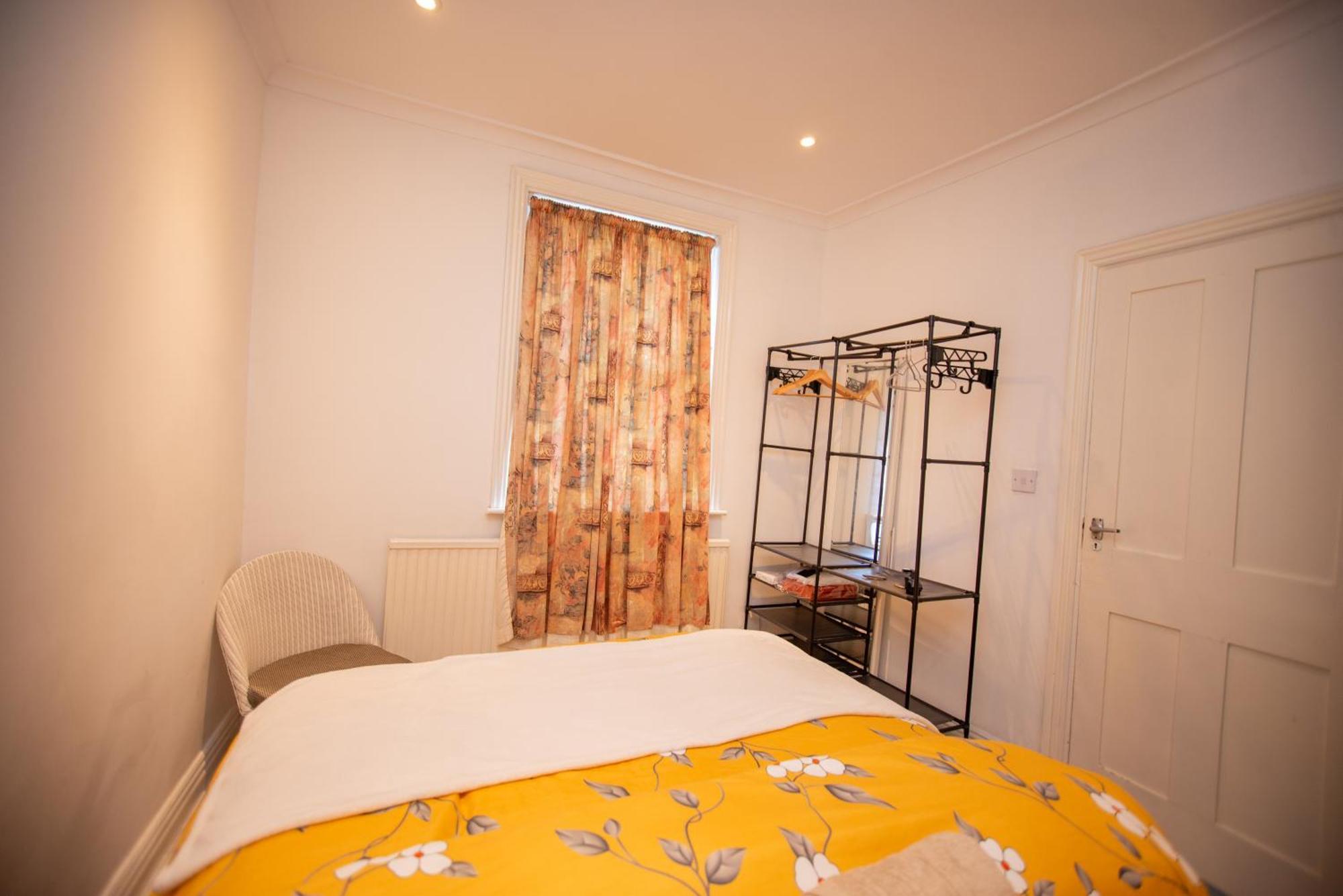 Modern 4 Bed Gillingham House, Centre Gillingham (Kent)