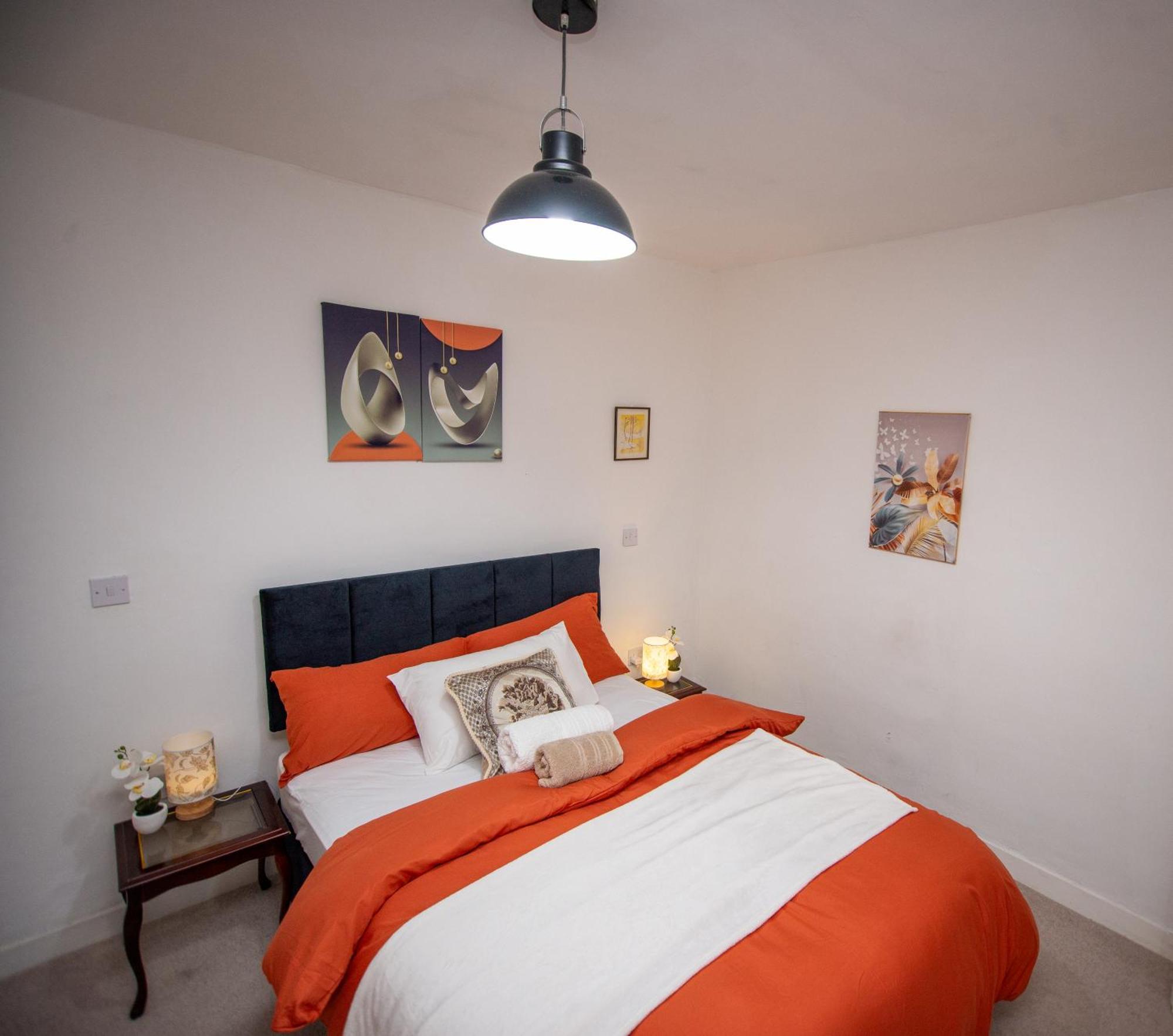 Modern 4 Bed Gillingham House, Centre