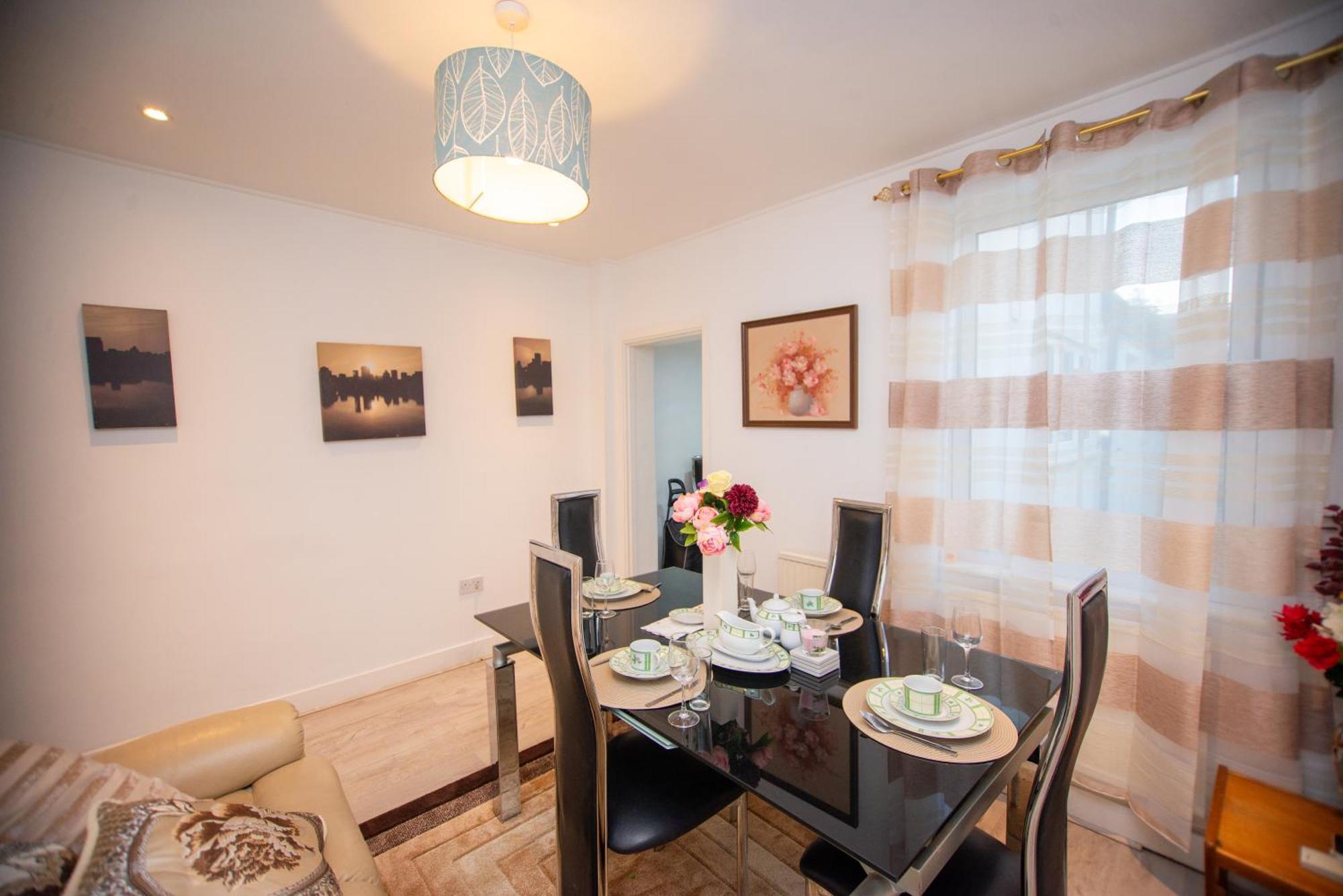 Modern 4 Bed Gillingham House, Centre