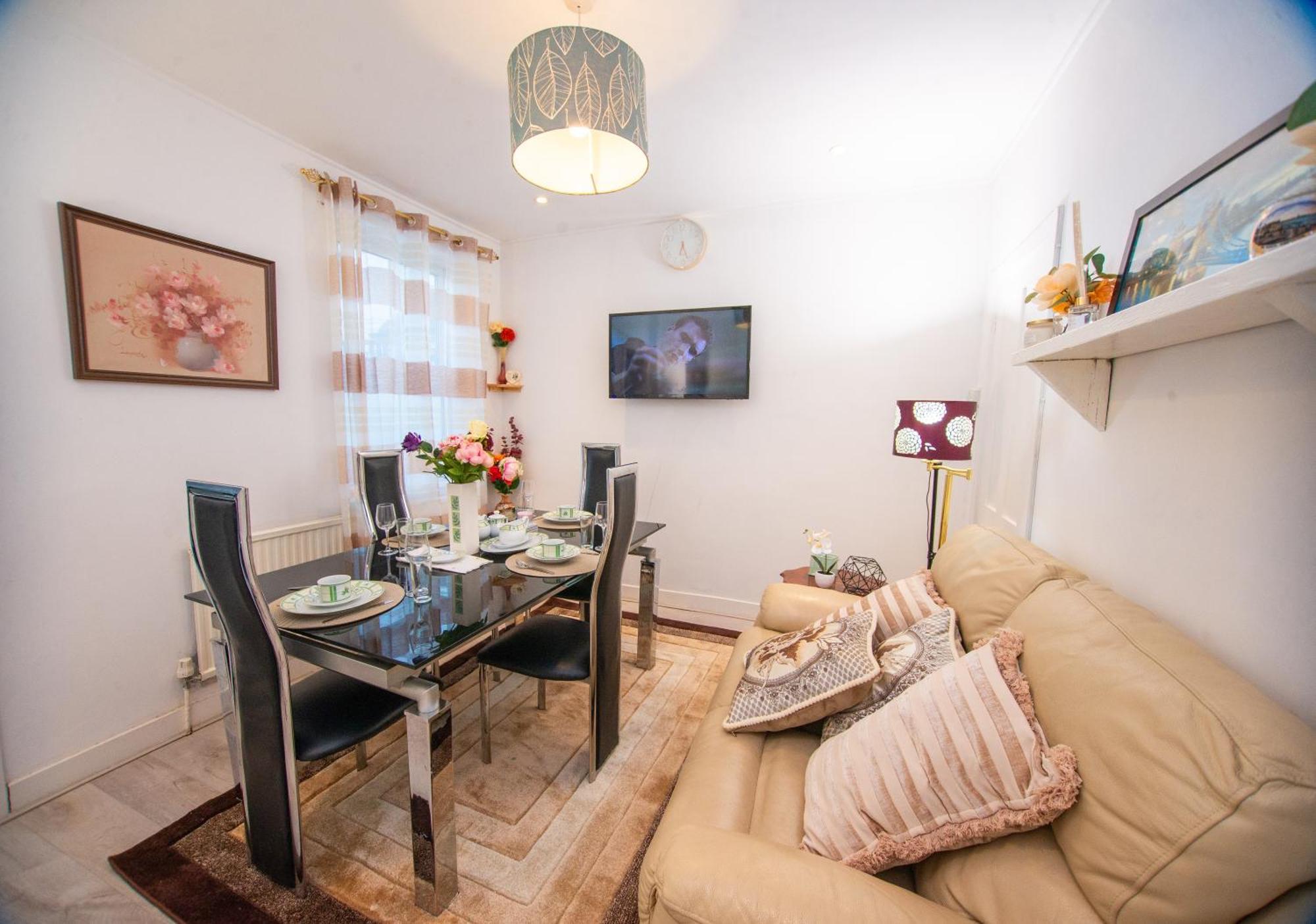 Modern 4 Bed Gillingham House, Centre Holiday home *