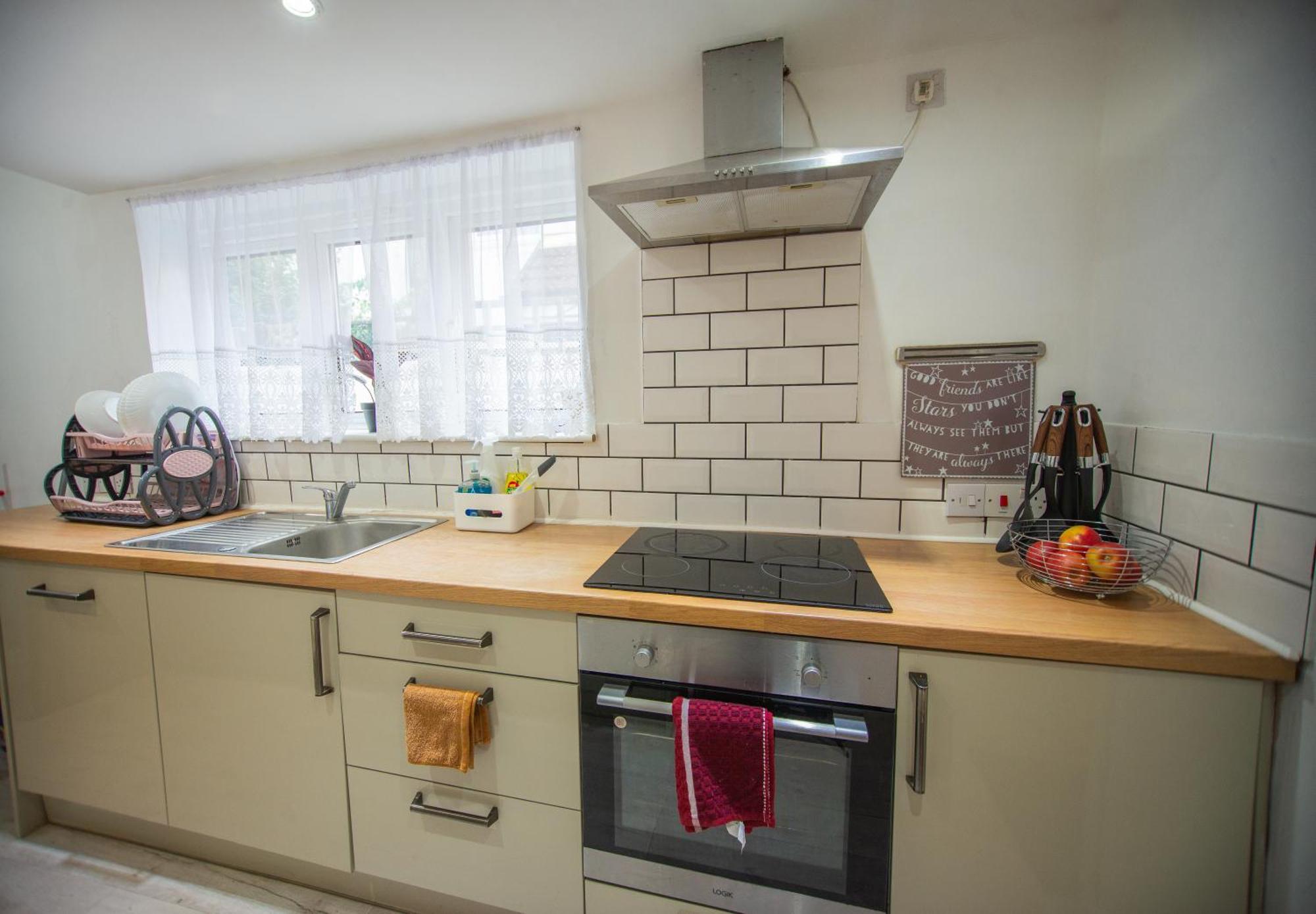 Modern 4 Bed Gillingham House, Centre *