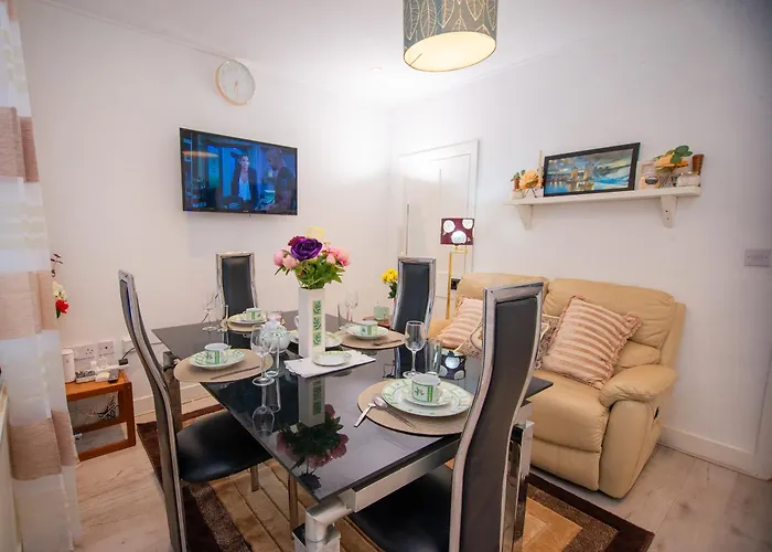 Modern 4 Bed Gillingham House, City Centre