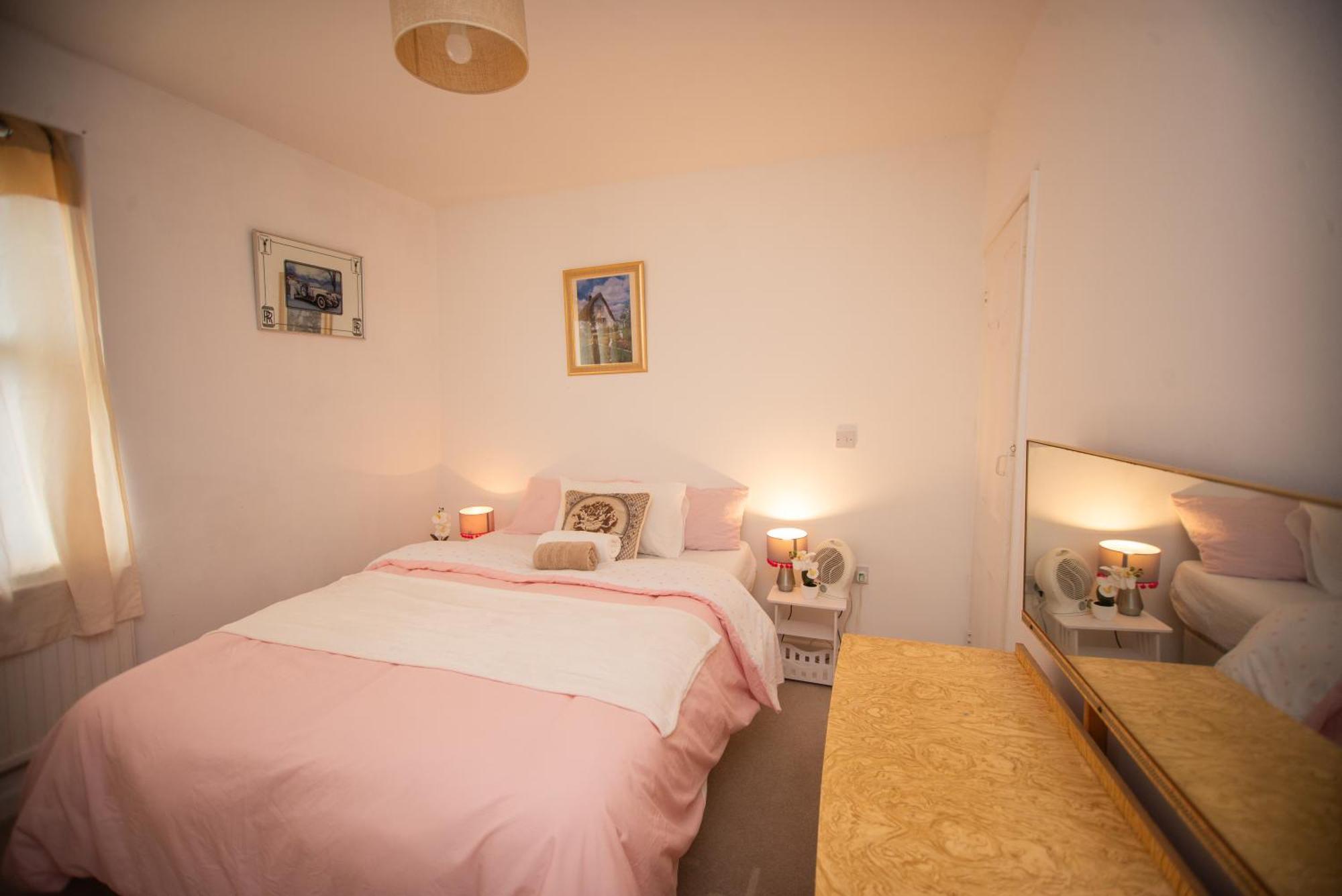 Дом отдыха Modern 4 Bed Gillingham House, Centre Джиллингем