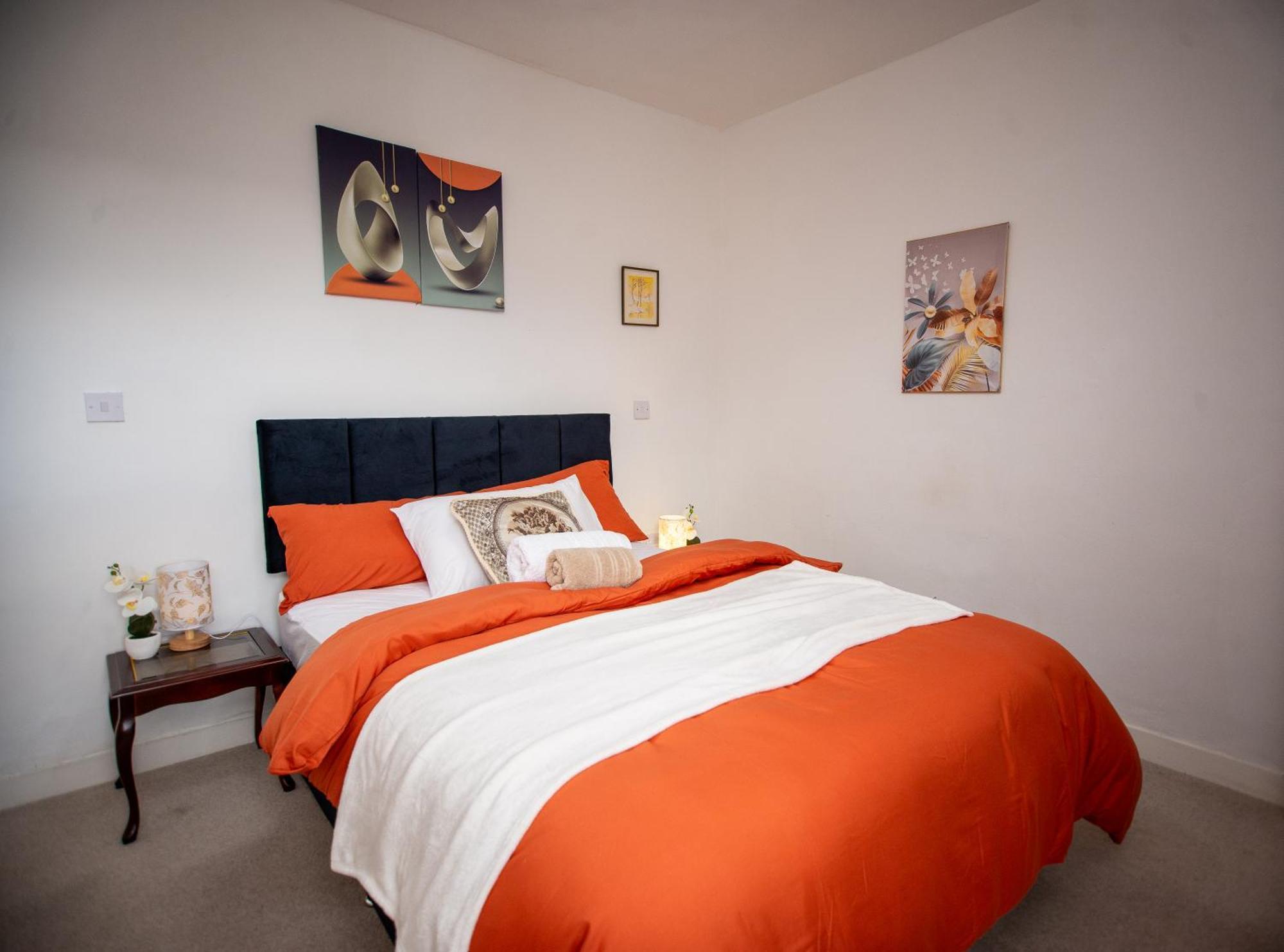 Modern 4 Bed Gillingham House, Centre